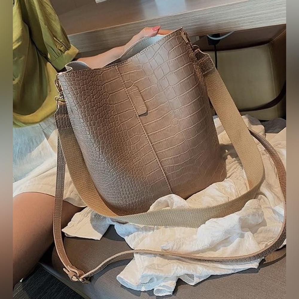 Elegant Beige Crocodile-Embossed Shoulder Bag